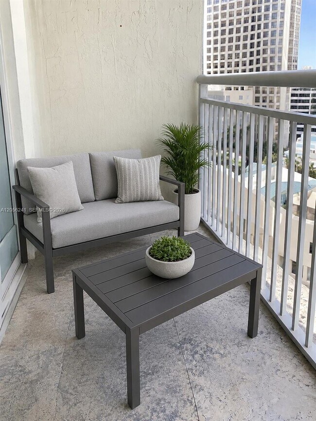 Foto del edificio - 9055 SW 73rd Ct