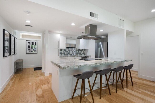 Building Photo - 11830 Pebblewood Dr
