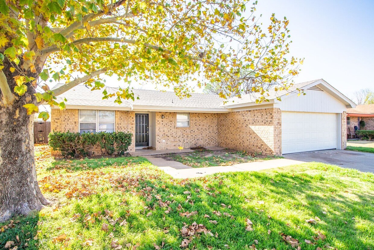 Primary Photo - Charming 3 Bedroom 2 bathroom house!!