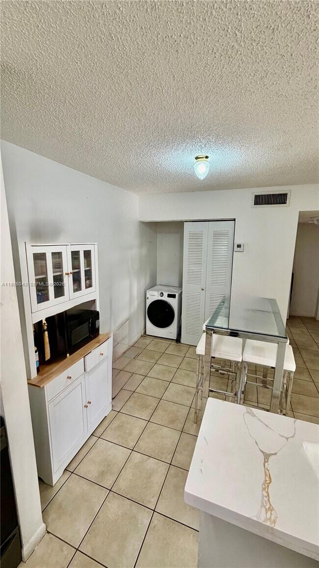 Foto del edificio - 7210 NW 179th St