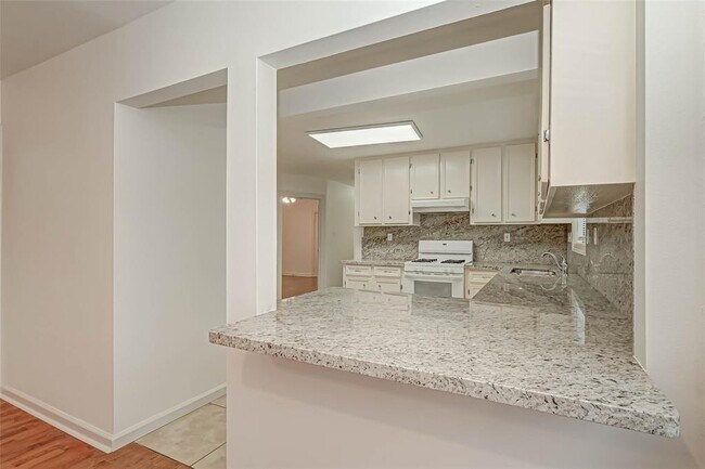 Building Photo - 605 N Eastwood St