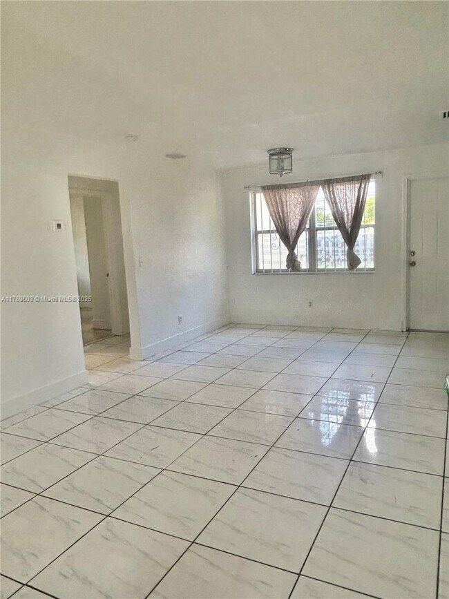 Building Photo - 3 bedroom in Hollywood FL 33020
