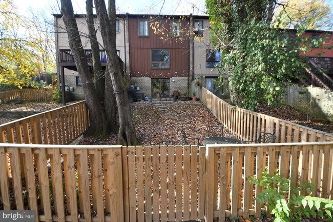 Foto del edificio - 7812 Briardale Terrace