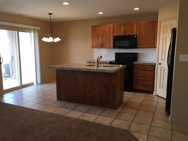 Building Photo - Desired Hidden Valley Town Home