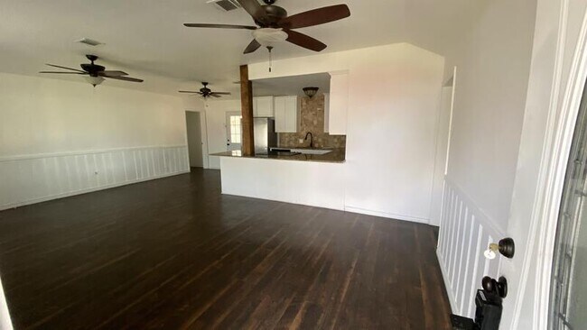 Building Photo - 1045 N Davis St