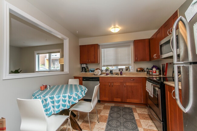 Building Photo - 276 Carruthers Av