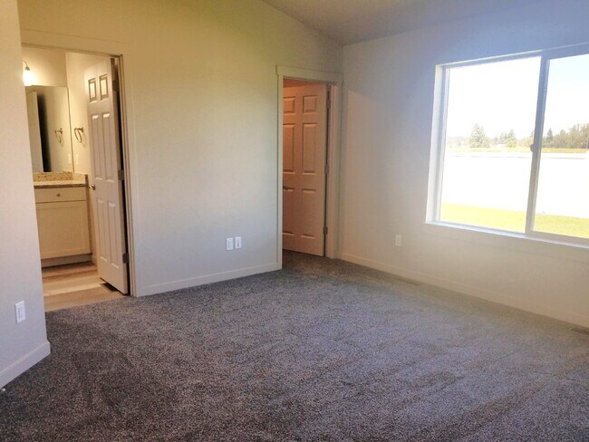 Foto del edificio - Newer house on corner lot of great neighbo...