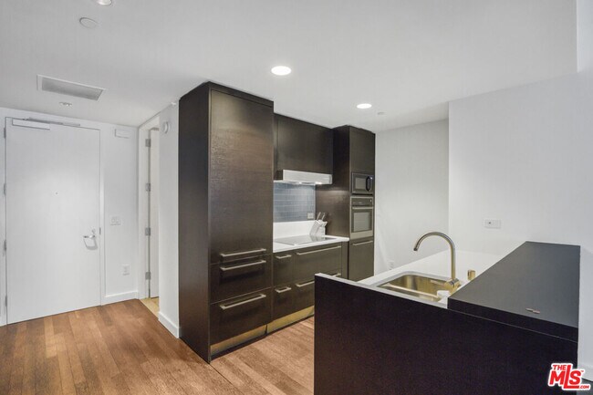 Building Photo - 6250 Hollywood Blvd