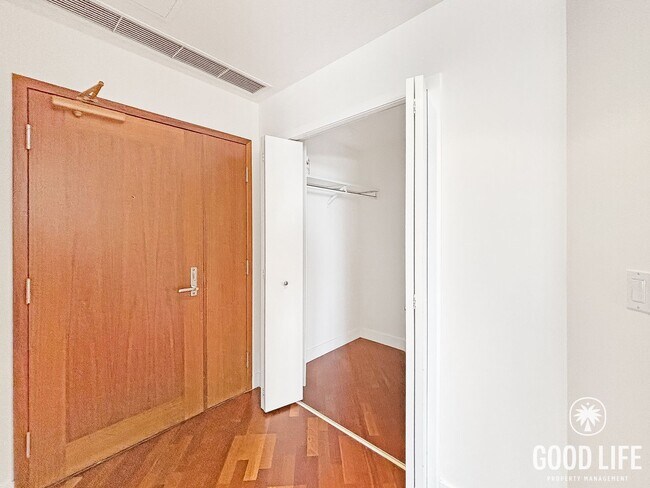 Building Photo - Sophisticated 1BD/2BA Condo in Marina District with City & Bay Views, Office & Resort-Style Ameni...