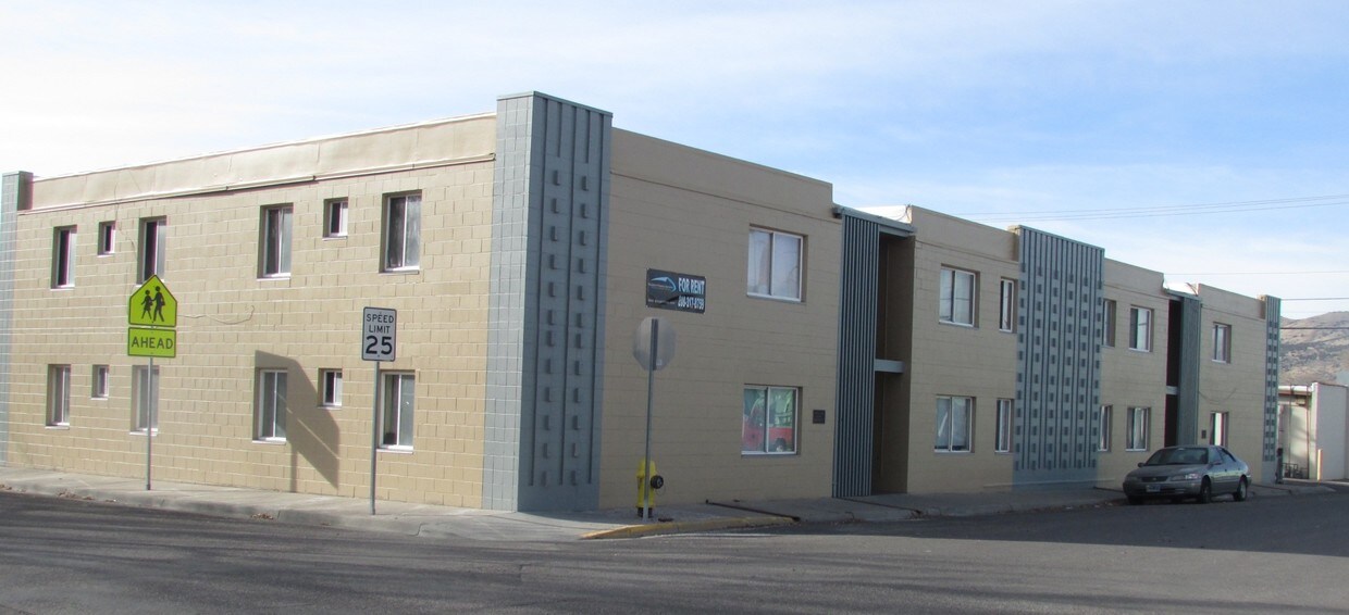 Primary Photo - 395 Pershing Ave