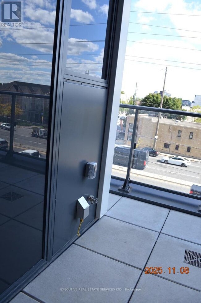 Building Photo - 1007 The Queensway