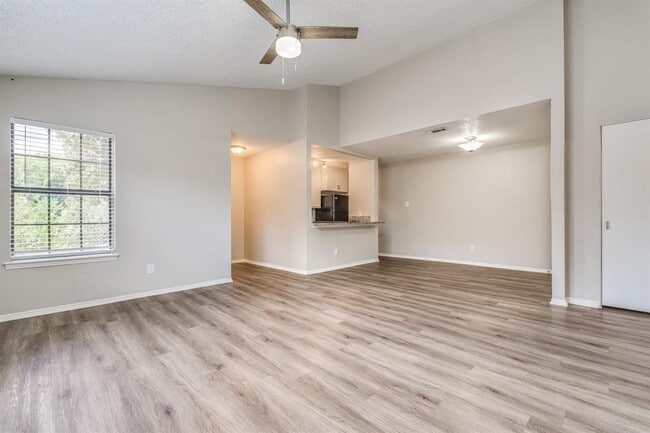 Building Photo - 1428 Lakecrest Dr
