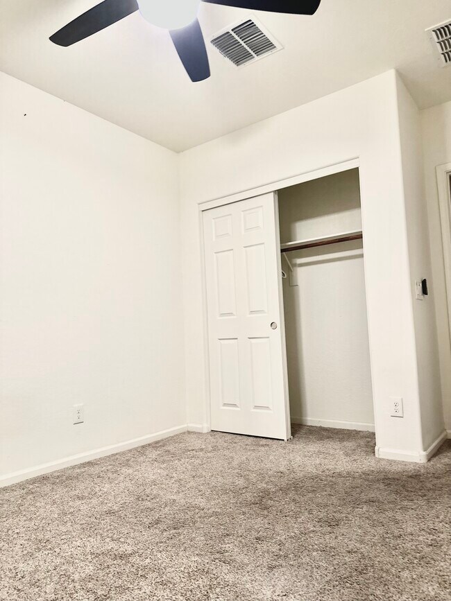 Foto del edificio - Layton Lake Home Room for Rent