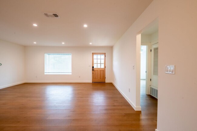 Building Photo - 7104 Twin Crest Dr
