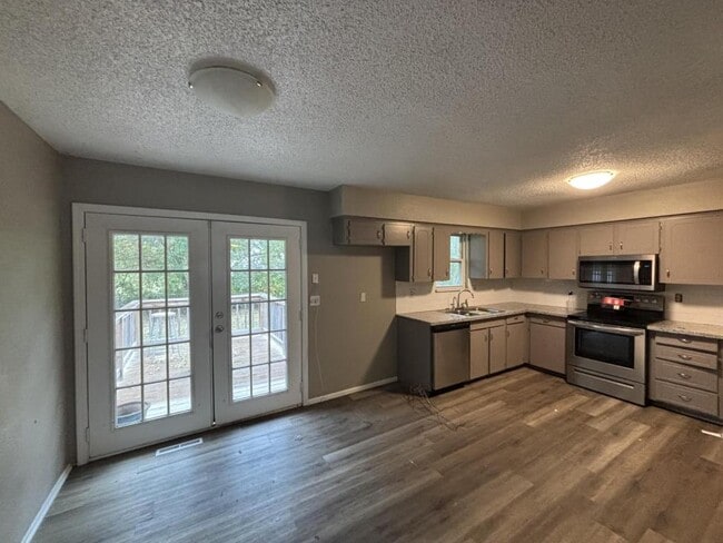 Building Photo - 2105 SW 5th St