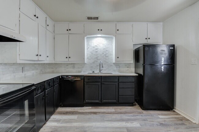 Building Photo - 3 Bedroom in Tech Terrace with Bonus space!