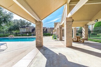 Building Photo - 11609 Village Pl Dr