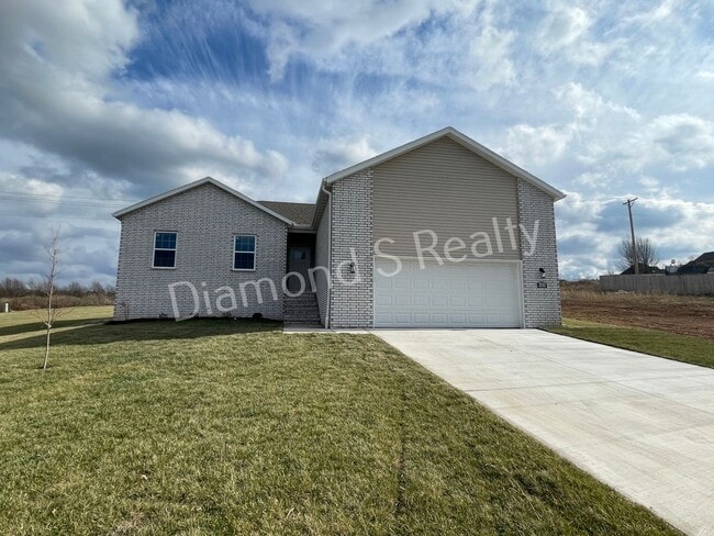 Building Photo - 4 Bedroom Home Available Early February - Great Neighborhood & Ozark Schools!