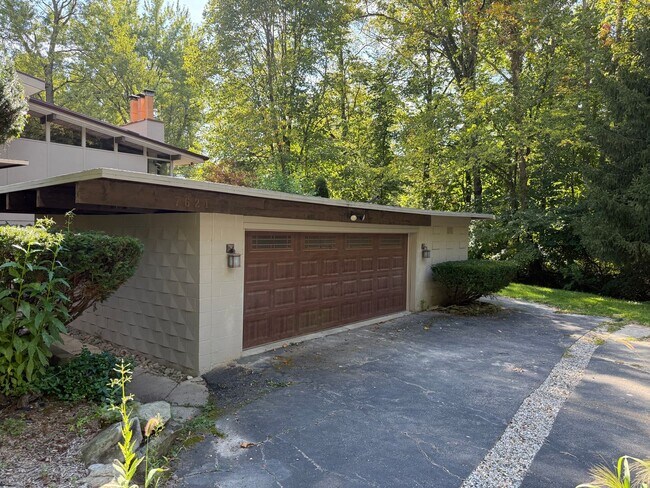 Foto del edificio - Spacious Mid-Century Modern Rental in Cant...