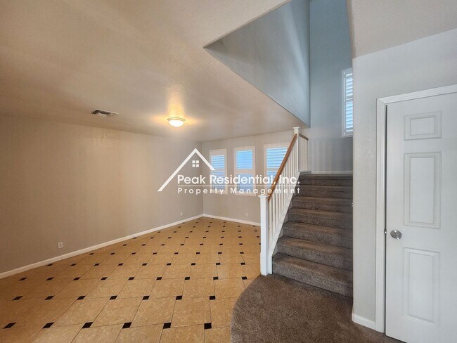 Foto del edificio - Spacious Stockton 5bd/3ba back up to Elkhorn Golf Club