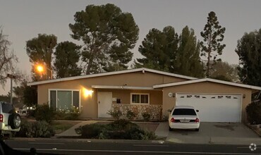 Building Photo - 12 S Wendy Dr
