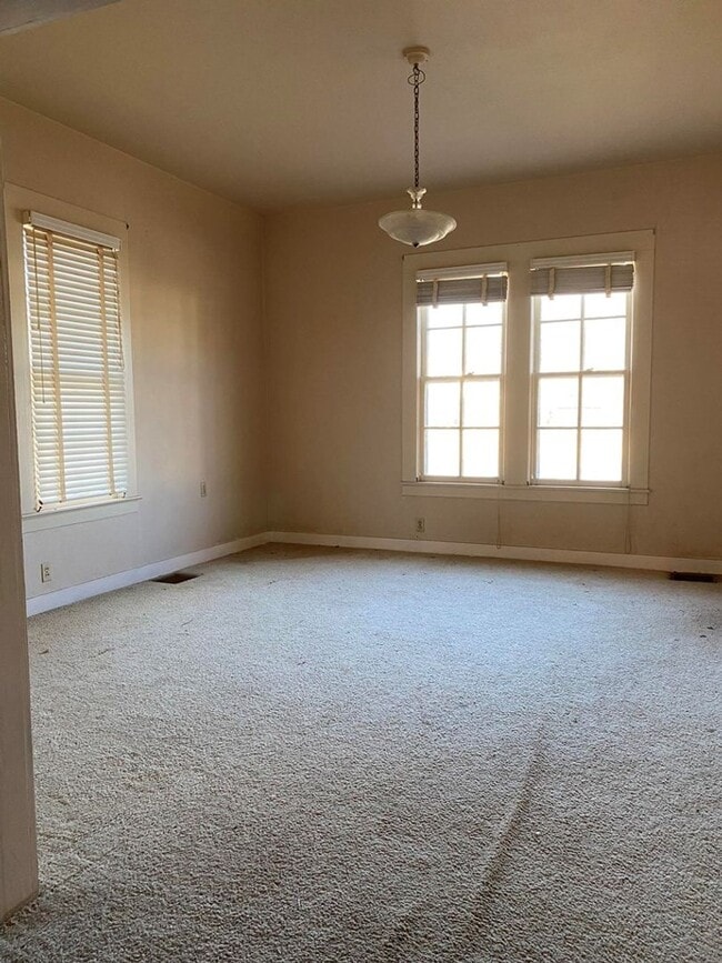 Building Photo - 209 W Hackberry St