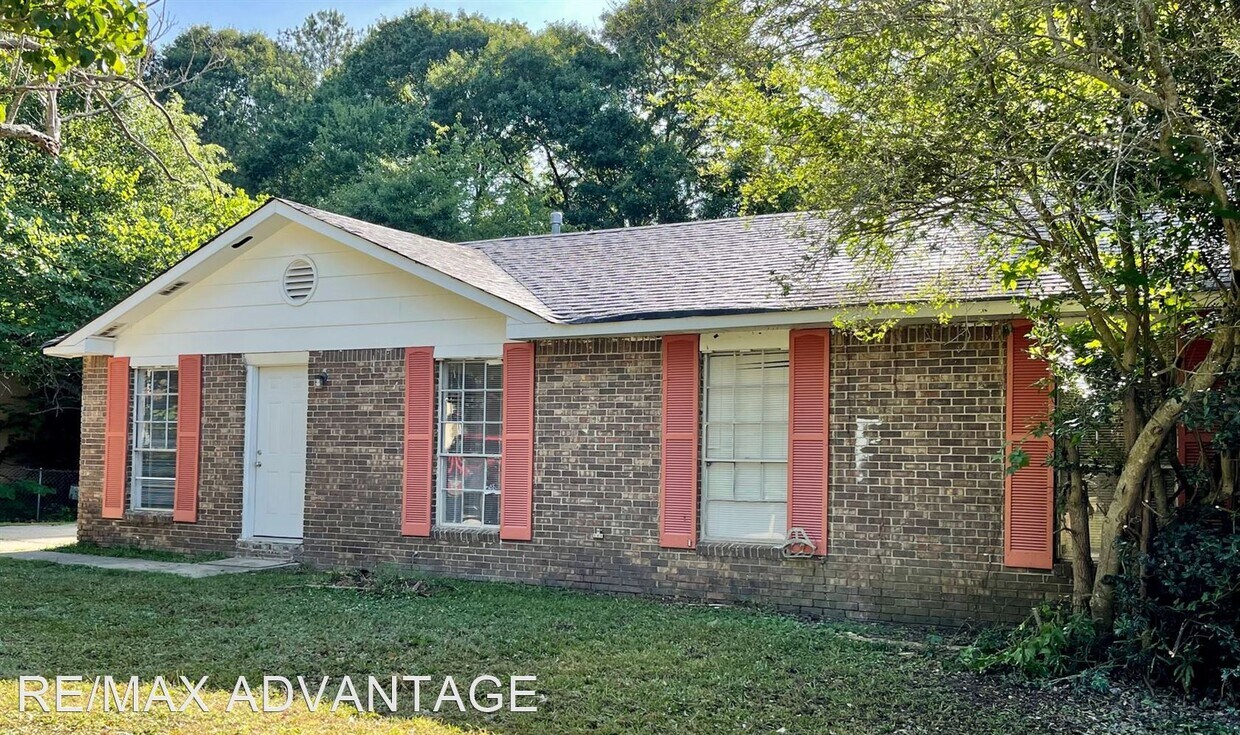 Foto principal - 4 br, 1.5 bath House - 8832 E Bourne Dr