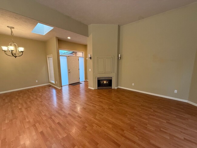 Building Photo - Three Bedroom Home in the Cinnamonwood Est...