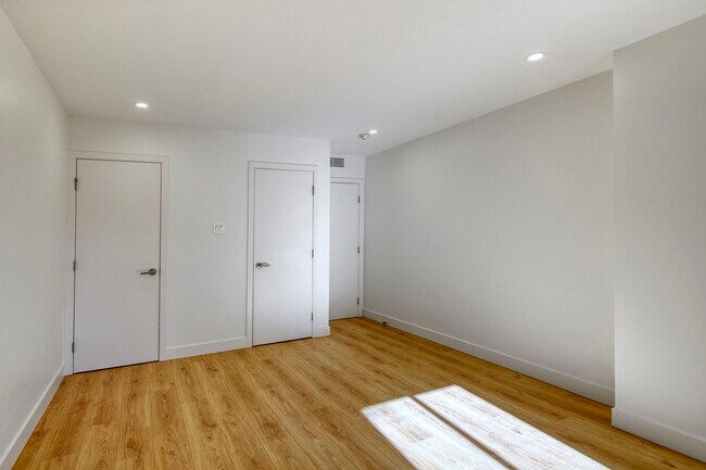 Building Photo - 3555 Chem. de la Côte-des-Neiges