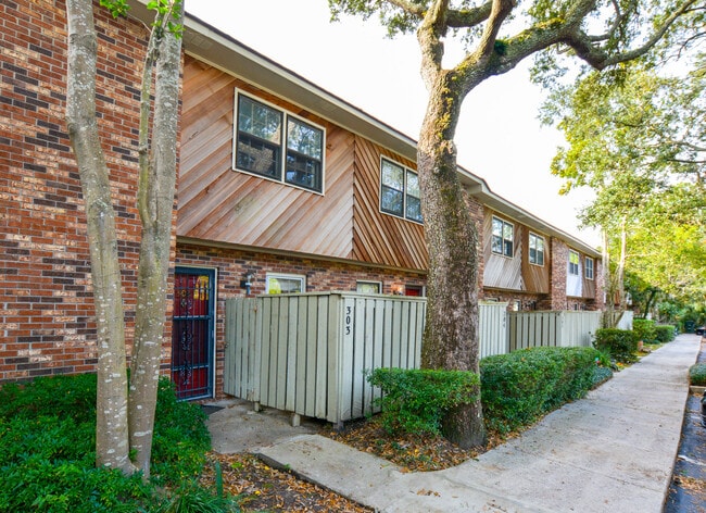 Building Photo - Comfortable West Ashley Townhouse