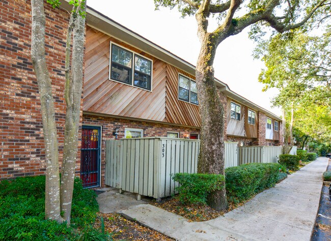 Foto del edificio - Comfortable West Ashley Townhouse