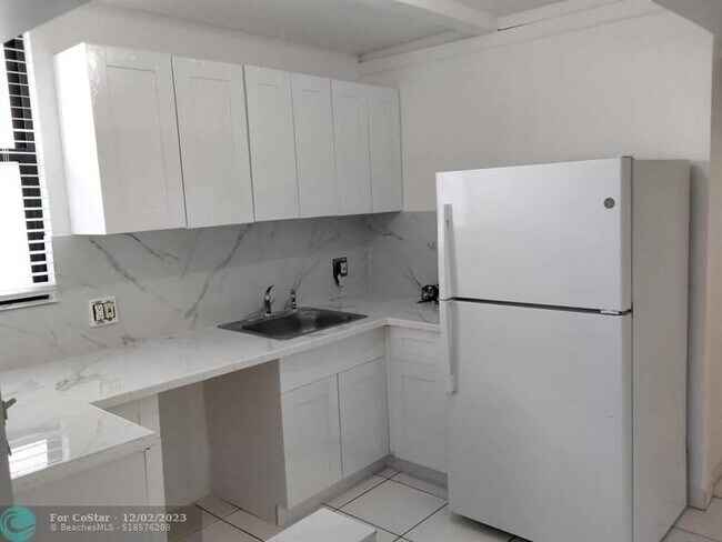 Foto del edificio - 2741 NW 7th Ct
