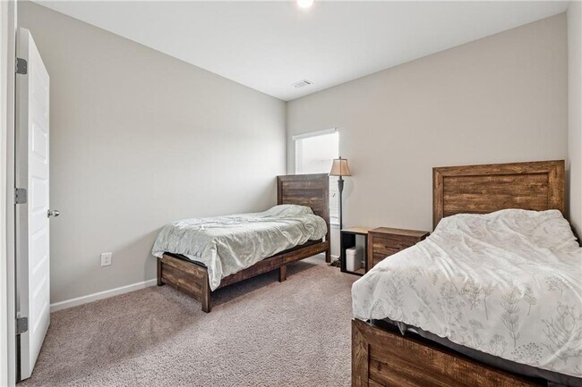 Foto del edificio - 334 Melody Ln