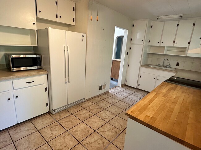 Foto del edificio - 2302 Willow Creek Dr