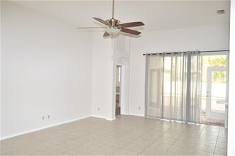 Building Photo - 880 NW Waterlily Pl