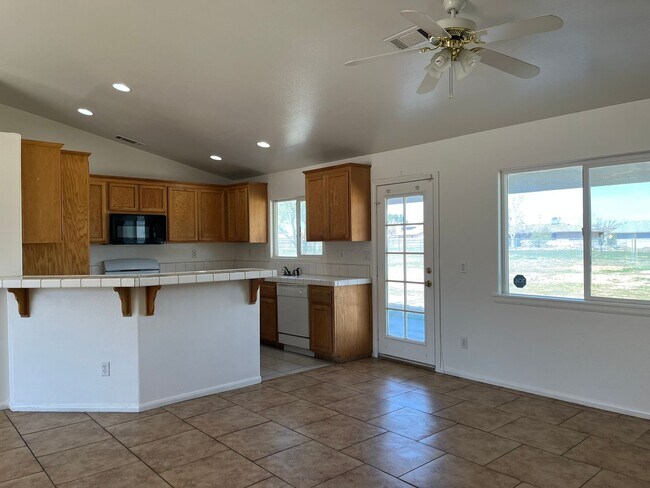 Foto del edificio - COMING SOON! 3 bedroom 2 bathroom home available in Apple Valley!