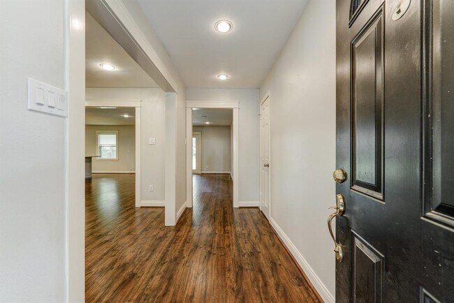 Building Photo - 8823 McAvoy Dr