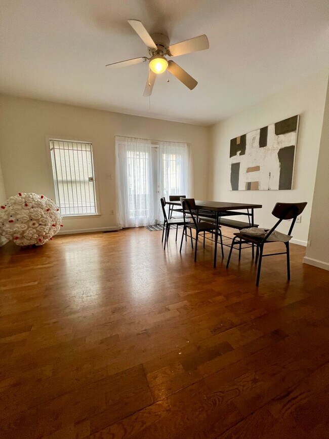 Building Photo - Stunning 6-Bedroom Townhome Just Outside T...