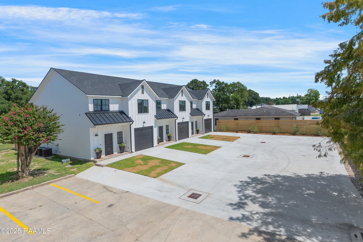 Foto principal - 428 Eraste Landry Rd