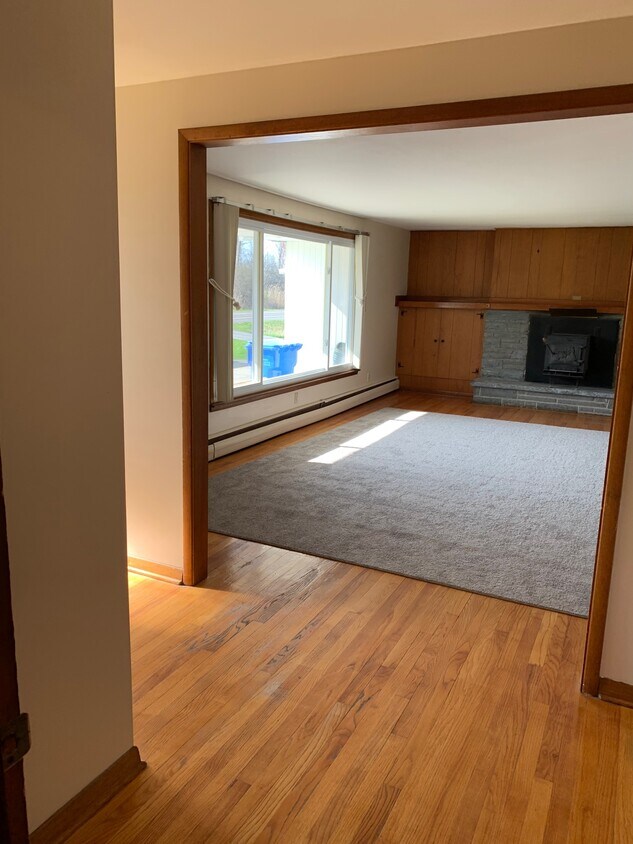 entry way to living room - 6450 Pheasant Rd
