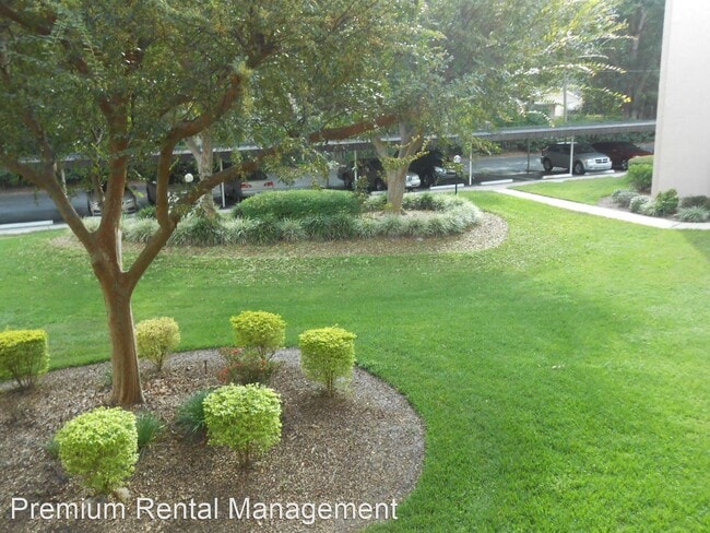 Building Photo - 333 Lake Howard Dr