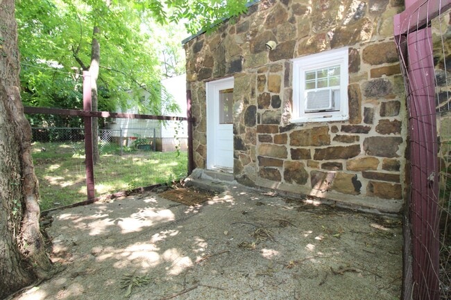 Building Photo - 611 Reagan St