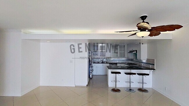 Foto del edificio - 2Bd 2Ba Spacious Newport Bay Front Condo