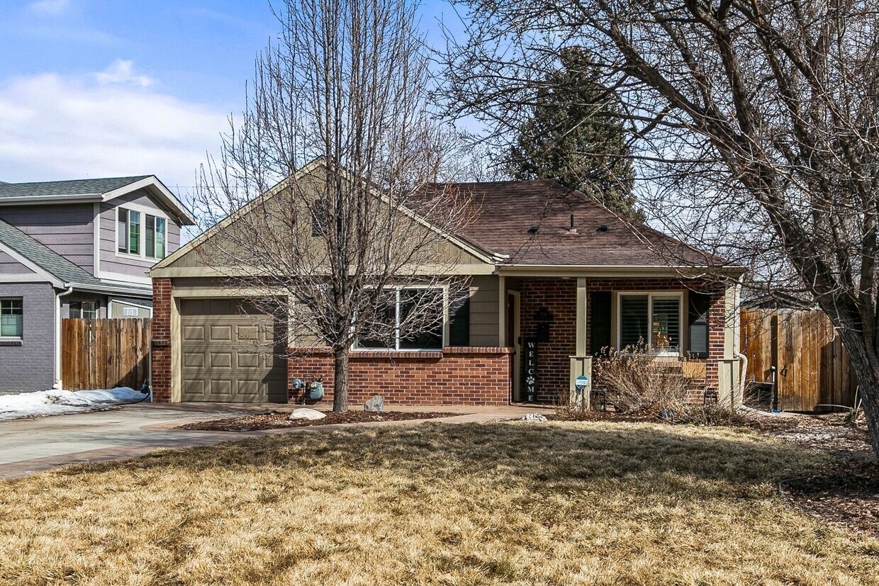 Primary Photo - Remodeled Ranch in Mayfair, walk to Trader...