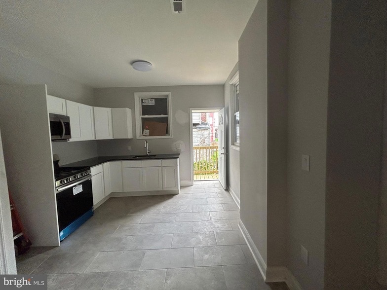 Primary Photo - 250 N Salford St