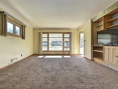 Building Photo - 10940 Meadowbrook Dr