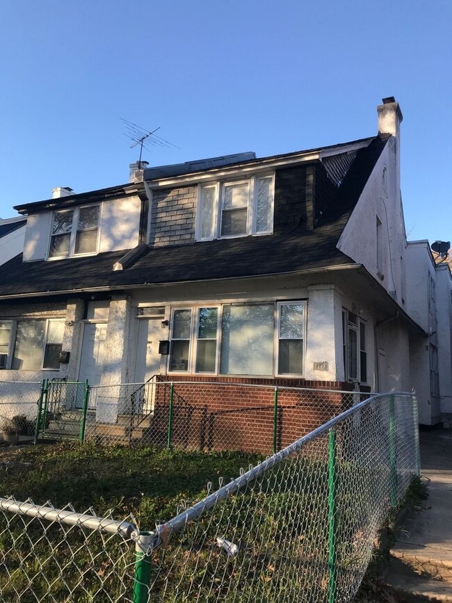 Building Photo - 4832 E Roosevelt Blvd