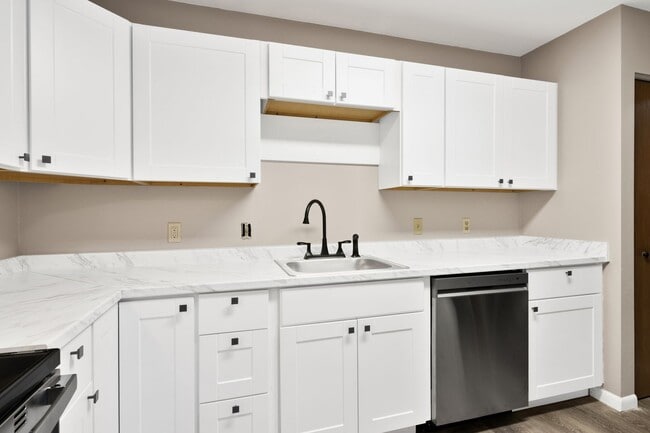 Building Photo - Modern 3-Bedroom Duplex in Holiday Hills, Traverse City