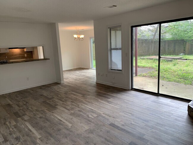 Foto del edificio - 4029 Hawthorne Cir