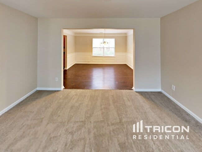 Building Photo - 11051 Southwood Dr